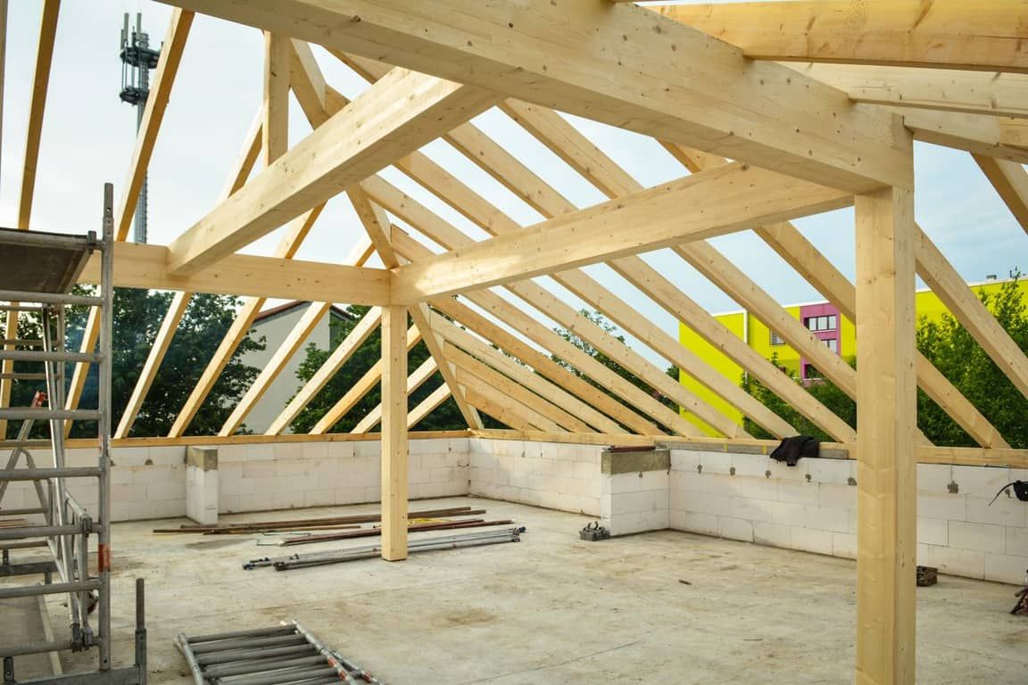 Charpente en bois neuve : pannes, chevrons et arêtiers avant la pose de la couverture